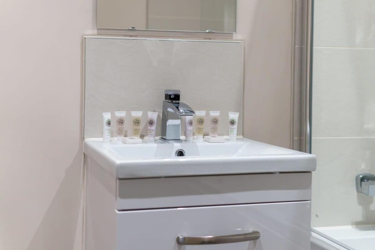Spacious & Bright 2 Bed Apartment Manchester Buitenkant foto